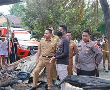 Warung Manisan Ludes Terbakar, Petugas Temukan Mayat Pria Terpanggang, Ternyata - JPNN.com