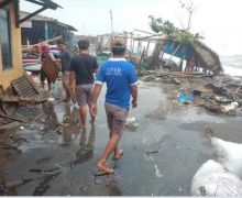 Ombak Besar Robohkan Sejumlah Warung di Pinggir Pantai Depok - JPNN.com