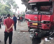 Truk Tangki Pertamina Tabrak Mobil dan Motor di Bekasi, Banyak yang Tewas - JPNN.com