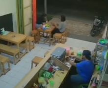 Video Viral 2 Wanita Jadi Korban Kejahatan di Warkop, Sampai Lari-larian - JPNN.com