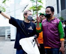 Libatkan Karyawan GVFI, Bisma Rocket Rockers Bersihkan Sampah di Citayam Fashion Week - JPNN.com