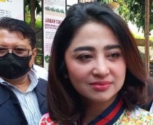Kembali Berkurban, Dewi Perssik Pilih Sembelih Sapi di Rumah - JPNN.com