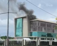 Gudang Rektorat Poltekpar Palembang Terbakar, 8 Unit Branwir Dikerahkan - JPNN.com
