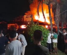 Rumahnya Terbakar, Seorang Remaja Terlelap Tidur di Kamar, ya Tuhan - JPNN.com