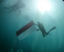 HUT Ke-77 RI, TNI AL Mengibarkan Bendera Merah Putih di Bawah Laut - JPNN.com
