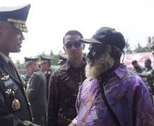 Danrem Brigjen TNI Sembiring Dampingi Mantan Pimpinan OPM Upacara HUT ke-77 RI - JPNN.com