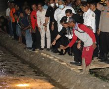 Malam-malam, Mentan Syahrul dan Petani Tetap Semangat Tanam Padi Serempak, Lihat Tuh - JPNN.com