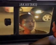 Parah! Seorang Pengemudi Mobil Pukul Pengemudi Transjakarta - JPNN.com