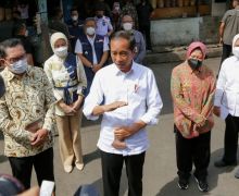 Presiden Jokowi Menyapa Masyarakat di Pasar Cicaheum Bandung, Ada Pesan Penting - JPNN.com