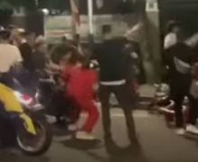 Video Viral Pengendara Motor Knalpot Bising Menghajar Sekelompok Warga, Siap-siap Saja, Bro! - JPNN.com