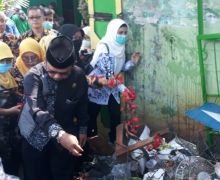 Suasana Pilu Menyelimuti Aksi Tabur Bunga di Lokasi Kecelakaan Maut Bekasi - JPNN.com