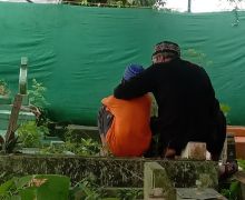 Autopsi Jenazah Santri Gontor di Palembang, Ayah Almarhum Merangkul Putra Keduanya - JPNN.com