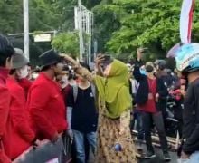 Viral Video Mak-Mak Semprot Mahasiswa Unhas saat Demo Tolak Kenaikan BBM - JPNN.com