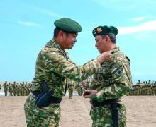 Letjen TNI Maruli Simanjuntak Kukuhkan Kapolri jadi Warga Kehormatan Keluarga Besar Kostrad - JPNN.com