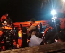 Kapal Kandas, 13 Wisatawan dan 1 ABK Dievakuasi dari Perairan Pulau Komodo - JPNN.com