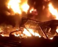 Kebakaran Gudang Plastik di Tangerang, Gegara Tersambar Petir - JPNN.com