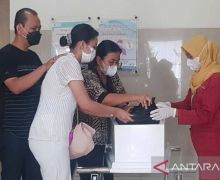 Keluarga Memasukkan Sesuatu ke Peti Jenazah PNS Pemkot Semarang yang Tewas Terbakar - JPNN.com