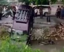 Hilang Kendali, Mobil Tercebur ke Kali di Bekasi, Lihat Tuh - JPNN.com
