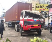 Bruak, Truk Kontainer BG Tabrak Tiang Listrik, Papan Iklan, dan Gerobak Donat - JPNN.com