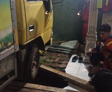 Truk Terperosok ke Septic Tank di Bekasi, Damkar Turun Tangan - JPNN.com