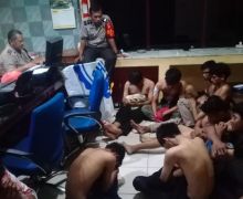 14 Pemuda Ditangkap Polisi, Ada yang Bawa Celurit dan Bendera Bertuliskan Ini - JPNN.com