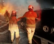 Mobil Terbakar di Tol JORR, Langsung Ditinggal Pemiliknya - JPNN.com