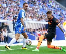 Pita Hitam dan Bendera Indonesia Terpampang pada Duel Espanyol vs Valencia - JPNN.com