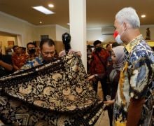 Promosikan Kampung Batik Kauman Solo, Ganjar: Ini Bagian Destinasi Wisata yang Sangat Bagus - JPNN.com