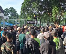 Duka Tragedi Kanjuruhan, Suporter Persipasi Gelar Aksi Kosongkan Tribune - JPNN.com