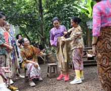 Hari Batik Nasional, Sapawastra Tampilkan Gaya Berbatik Kekinian - JPNN.com