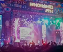 Penonton Denny Caknan dan Payung Teduh feat Pusakata Adu Suara di Synchronize Festival  - JPNN.com