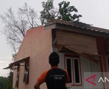 Angin Puting Beliung Menerjang OKU Sumsel, Puluhan Rumah Warga Rusak Berat - JPNN.com