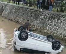 Toyota Agya Tercebur ke Kali di Bekasi, Begini Kronologinya - JPNN.com