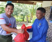 Laksdya TNI Muhammad Ali Bawa 200 Paket Bantuan untuk Warga Karimun - JPNN.com