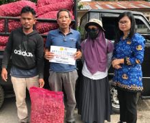Junimart Girsang Salurkan 20 Ton Bibit Bawang Merah dan Alat Pertanian - JPNN.com