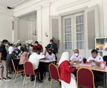 Posko Pengaduan Balai Kota Dibanjiri Warga, Ada yang Mengeluh Kelurahan era Anies Lambat - JPNN.com