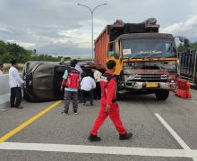 Detik-Detik Kecelakaan Beruntun di Tol Pekanbaru-Dumai, 3 Minibus Ringsek - JPNN.com