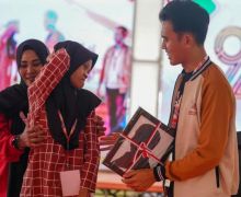 Momen Haru Saat Sukma Menyerahkan Lukisan Siluet Jokowi Kepada Asrorun Ni'am - JPNN.com