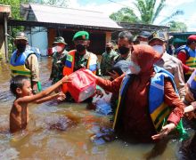 Mensos Risma Berikan Bantuan di Kalteng, Pejabat Daerah: Terima Kasih Sudah Datang - JPNN.com