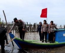 Begini Perjuangan Polres Dumai Antar Bantuan ke Daerah Terisolasi Kampung Penempul - JPNN.com