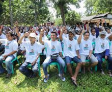 Komunitas Nelayan Pendukung Ganjar Bagikan Sembako & Bersih-bersih Pantai Pangandaran - JPNN.com