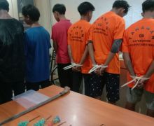 8 Pelaku Penyerangan Warkop di Makassar Ditangkap, Lihat Barang Buktinya - JPNN.com
