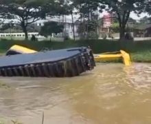 Video Viral Ekskavator Tenggelam di Kalimalang, Lihat Tuh - JPNN.com