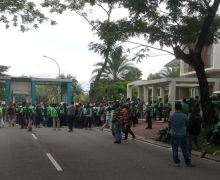 Ratusan Ojol Serbu Sekuriti Perumahan Elite di Pekanbaru, Suasana Mencekam - JPNN.com