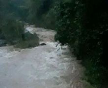 Jembatan Bambu Ambruk, 2 Warga Terjatuh ke Sungai di Manggarai Timur, BPBD Terus Bergerak - JPNN.com