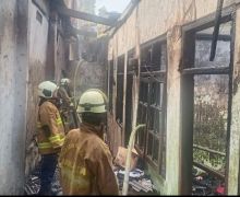 Kebakaran Rumah Kontrakan di Jakarta Timur, Pak Pepen Mengalami Luka Bakar - JPNN.com