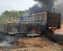 Truk Bermuatan 5.000 Liter BBM Solar Terbakar dan Meledak, Begini Kondisinya - JPNN.com