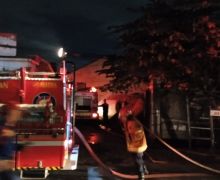 Selasa Malam, Kebakaran Melanda Sebuah Toko Material di Bekasi - JPNN.com