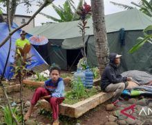 Tidur di Tanah Kuburan, Korban Gempa Cianjur: Sudah Enggak Ada Tempat Lagi - JPNN.com
