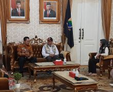 Tinjau Korban Gempa Cianjur, Mahyudin Serahkan Bantuan Tunai - JPNN.com